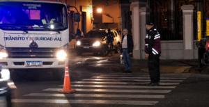 Conductor se fugó luego de atropellar a una paseadora de perros en avda. Sarmiento